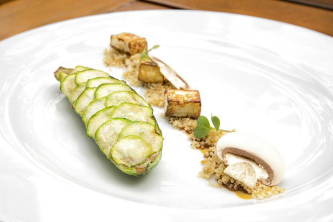 Abobrinha orgânica com cogumelos e queijo de cabra. Foto: Divulgação.