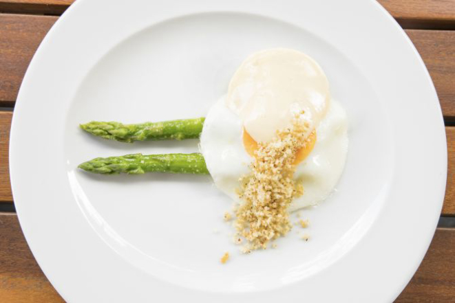 Aspargos com ovo caipira frito, molho holandês e farofa de avelã. Foto: Divulgação.