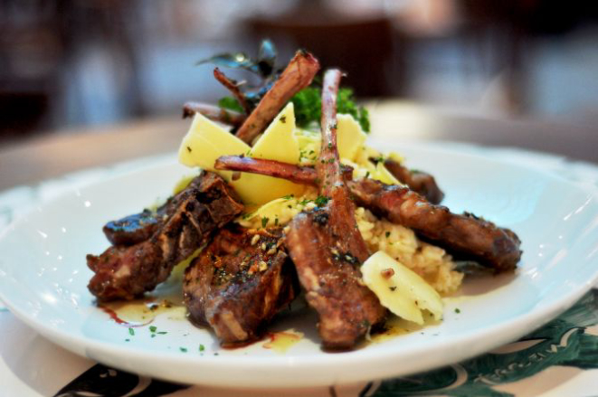 Carré de cordeiro com risoto de parmesão. Foto: Divulgação.