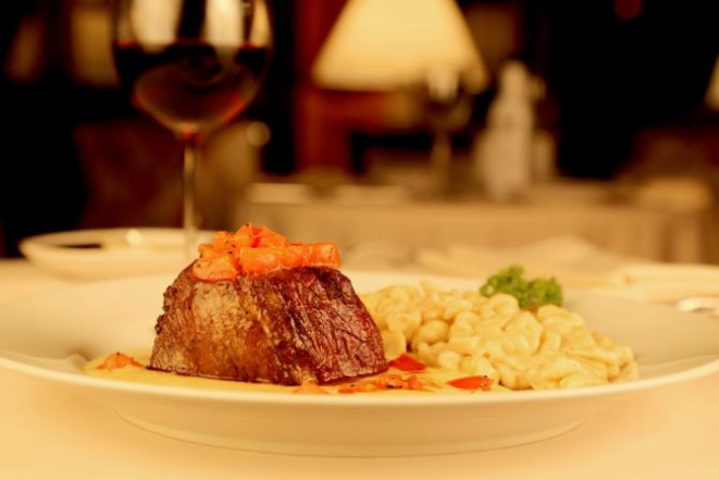 O Prato da Boa Lembrança no Chalet Suisse é mignon com gruyere, tomate concassé e spatzli. Foto: Divulgação.