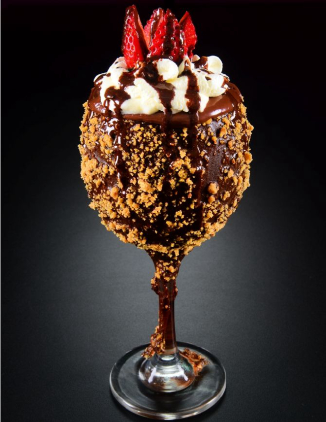Coffee Delight (R$ 18), taça mergulhada na stracciatella de chocolate meio amargo finalizada com paçoca, recheada com brigadeiro de café, sorvete a escolha do cliente e coberta com chantilly e morango. Foto: Divulgação.