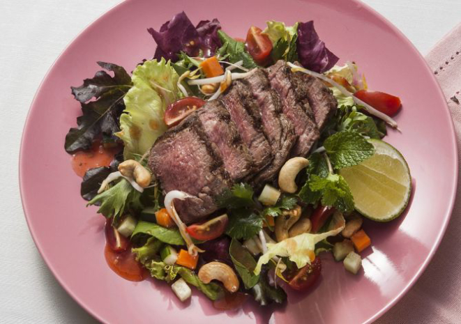 Salada tailandesa com mignon é o preparo do chef Fábio Menezes, do Brasiléa Café. Foto: Alexandre Mazzo/Gazeta do Povo