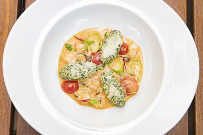 Gnocchi de ricota e espinafre sobre molho de camarao e vegetais. Foto: Divulgação.