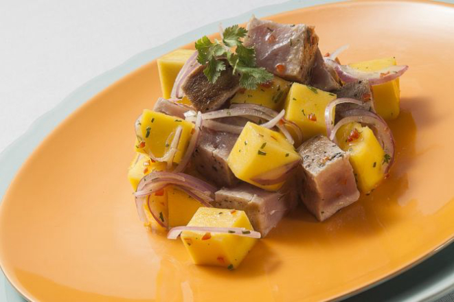 Salada de atum e manga da chef Patricia Skvira. Foto: Alexandre Mazzo/Gazeta do Povo