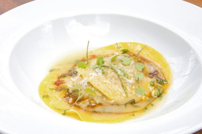 Ravioli de cordeiro em manteiga noisette e salvia. Foto: Divulgação.