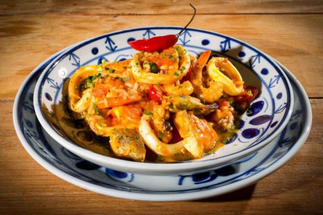 Paella valenciana com frutos do mar, peixe e frango. Foto: Divulgação.