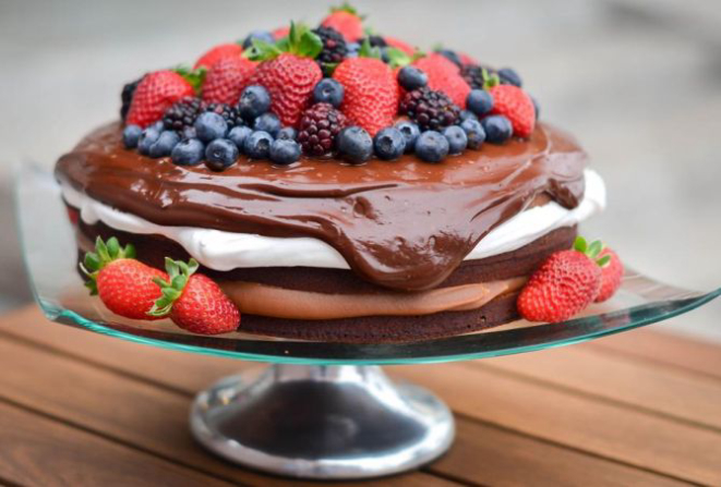 Bolo com frutas vermelhas. Fotos: Divulgação.