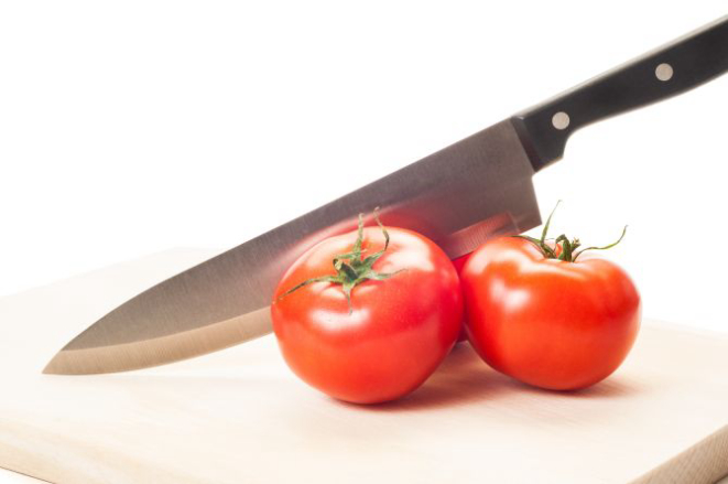 O teste do tomate é uma boa dica para verificar se a faca está afiada. Foto: Bigstock