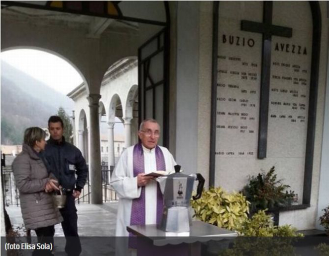 Durante o funeral, as cinzas do empresário Renato Bialetti foram colocadas numa grande cafeteira e em seguidas enterradas na Itália. Foto: Reprodução/Corriere della Sera