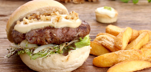 Aulas gratuitas ensinam como preparar os hambúrgueres do CWBurguer Fest