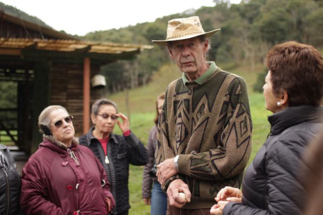 João Tanto, pecuarista que produz manteiga e coalhada orgânicas, explica aos visitantes seu dia a dia e mostra a propriedade em Bocaiúva do Sul. Foto: Carlos Felipe Urquizar Rojas/Arquivo pessoal