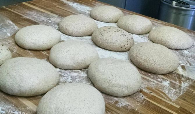 Pães bola do Maçã - Padaria Artesanal Brasileira fermentando. Foto: Divulgação