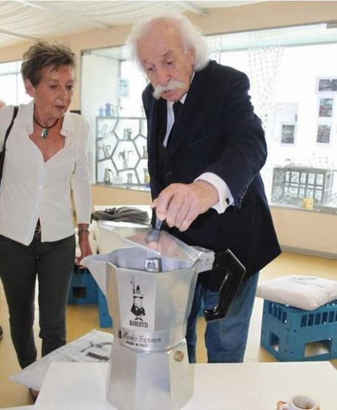 Renato Bialetti, 93, colocou o seu bigode na cafeteira Moka Express e a popularizou no mundo inteiro. Foto: Repordução/La Stampa.