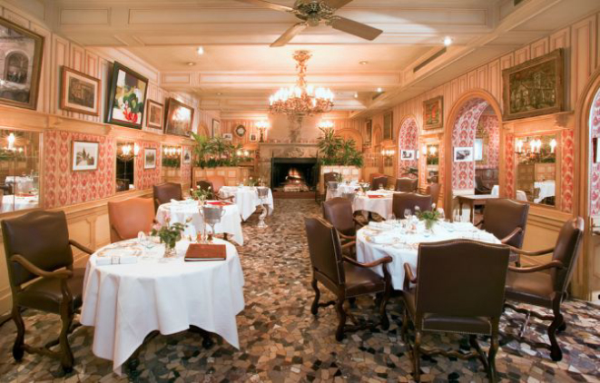 Um dos salões do restaurante L'Auberge, em Collonges-au-Mont-d’Or, na França. Foto: Divulgação.