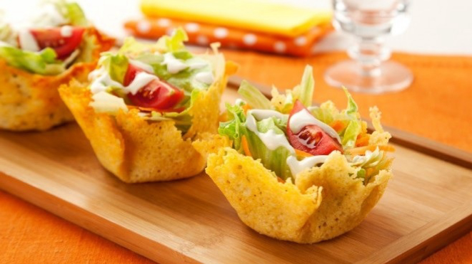 Cesta de parmesão: sabor e apresentação.