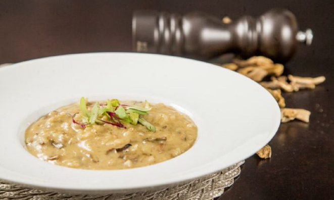 Um bom caldo de legumes e nunca parar de mexer: os segredos do risoto.