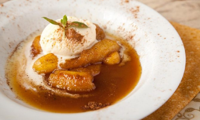 Bananas flambadas com sorvete de creme: simples e sempre saboroso.