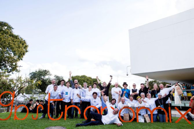 Chefs participantes da última edição posam junto do curador, chef Celso Freire. Foto: Jorge Mariano/Divulgação