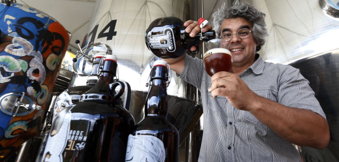 Samuel Cavalcanti, mestre cervejeiro e dono da cervejaria Bodebrown. Foto: Albari Rosa / Gazeta do Povo.