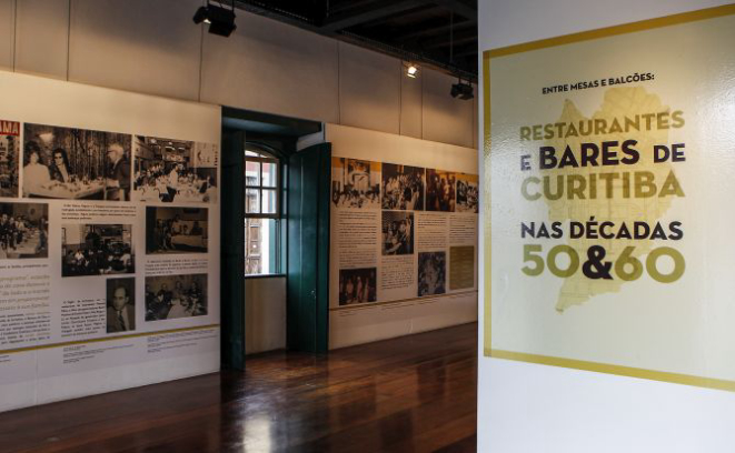 Exposição traz registros fotográficos e informações sobre os restaurantes mais populares de Curitiba nas décadas de 1950 e 1960. Foto: Jonathan Campos/Gazeta do Povo