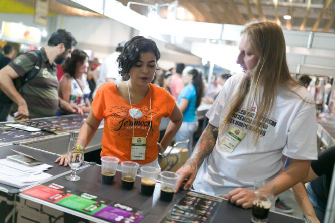 A cervejaria paranaense Dum, do empresário Murilo Foltran (dir.), está presente na edição 2016. Foto Daniel Zimmermann/Divulgação.
