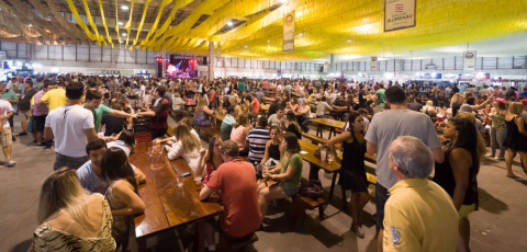 No Festival Brasileiro da Cerveja, em Blumenau, dá para provar quase mil rótulos a partir de R$ 6, cada