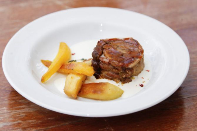 Pescoço de Cordeiro: 12 horas de preparo. Foto Daniel Castellano/Gazeta do Povo.