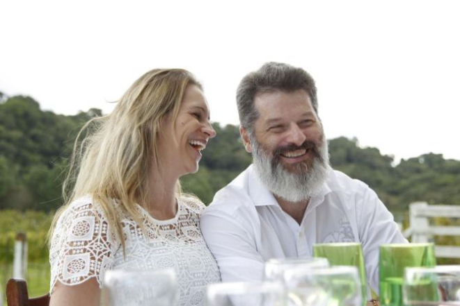 O casal Luiz Carlos e Anelise comparam a experiência a eventos internacionais. Foto: Daniel Castellano/Gazeta do Povo.