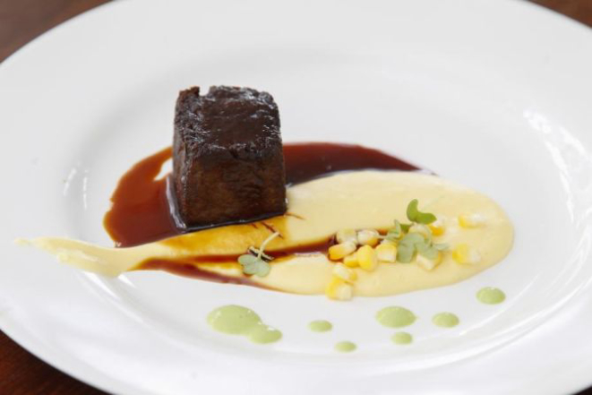 Rabada com milho e agrião. Foto: Daniel Castellano/Gazeta do Povo.