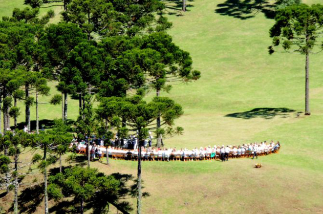 Os banquetes são realizados ao ar livre. Na etapa paranaense o almoço será na Vinícola Araucária, em São José dos Pinhais. Foto: Divulgação.