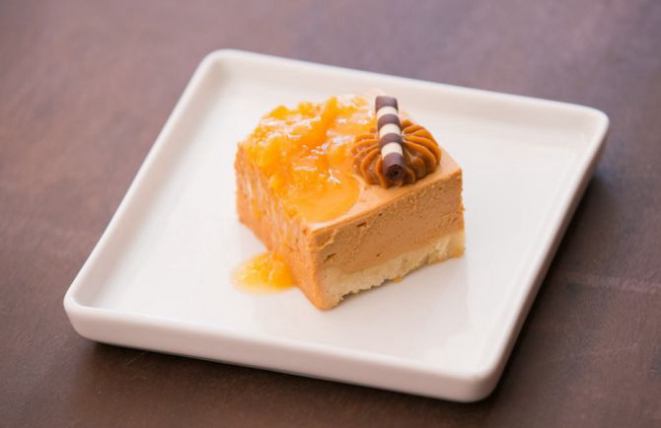 Torta de caramelo com damasco da Grué Chocolateria. Foto: Annelize Tozetto/Divulgação