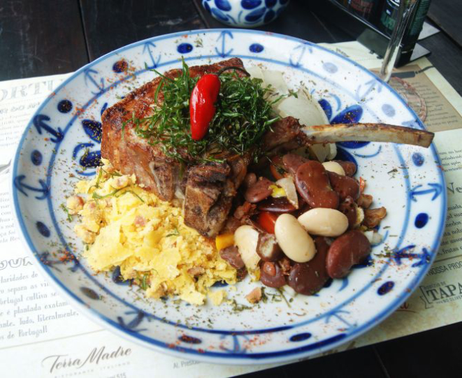 Leitão na brasa, do Olivença. Foto: Luis Rocha/Divulgação.