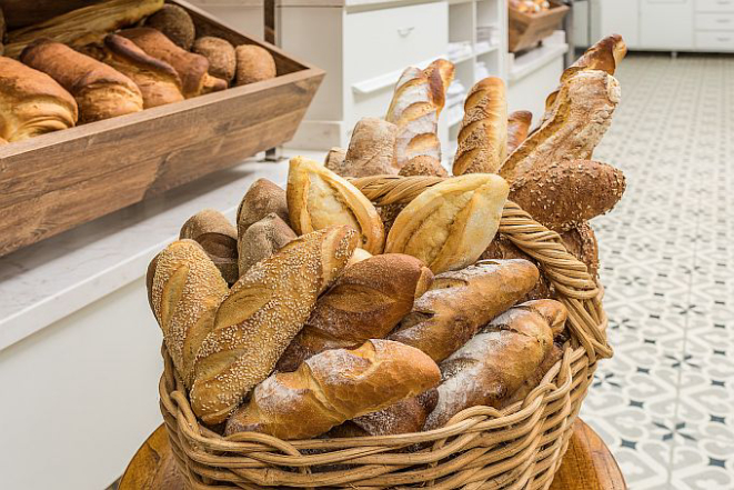 Todos os dias, uma seleção variada de pães ilustra as vitrines da Padaria Guarani