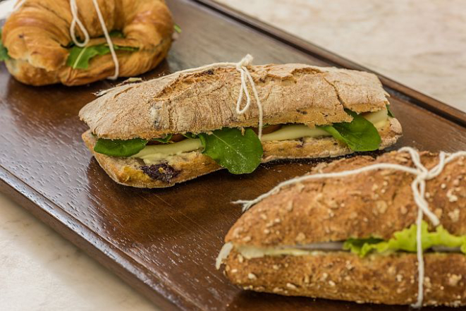 Da esquerda para a direita: Croissant com pasta de azeitonas, amêndoas e rúcula (R$ 9,50); Sanduíche de ciabatta com azeitona, mussarela de búfala, rúcula e tomate seco (R$ 13,50) e Sanduíche de pão integral com queijo maasdam, blanquet de peru, pera e alface (R$ 10,90).