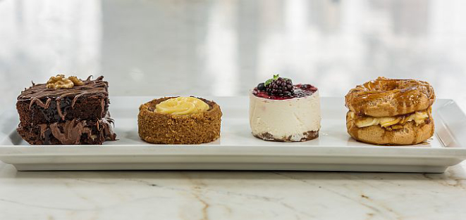 Da esquerda para a direita: Brownie com recheio de Nutella e nozes (R$ 9), Torta Mágica (R$ 7,40), Cheesecake (R$ 7,40) e Rosca de pâte à choux recheada com creme e calda de caramelo (R$ 5,80)