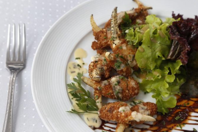 Patas de caranguejo à milanesa: uma das opções de entrada. Foto Henry Milléo.