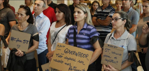 Empresários fazem protesto contra o imposto do vinho importado no Paraná