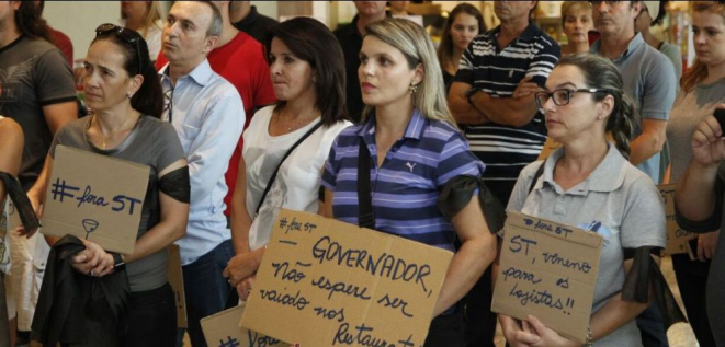 Empresários exibiram cartazes em protesto à alta carga tributária no PR. Foto: Daniel Castellano / Gazeta do Povo.