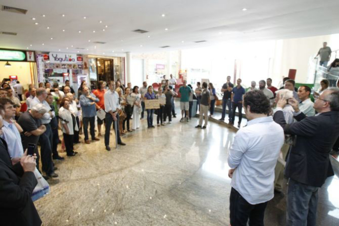 Empresários exibiram cartazes em protesto à alta carga tributária no PR. Foto: Daniel Castellano / Gazeta do Povo.
