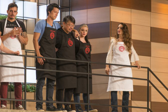 Raquel precisa escolher um dos competidores "salvos" para mandá-lo novamente para as bancadas da competição.