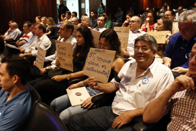Cerca de 80 empresários participaram da audiência exibindo cartazes e com faixas pretas amarradas no braço. Foto: Jonathan Campos/Gazeta do Povo.