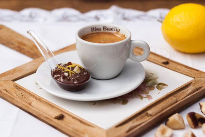 Café do Bisa Basílio com brigadeiro. Foto: Luiz Cesar Mello Jr/Divulgação