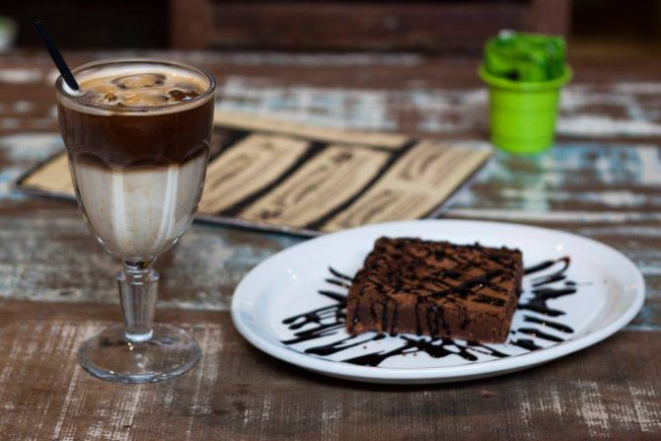 Brownie e café do Brooklyn Coffee Shop. Foto: Luiz Cesar Mello Jr/Divulgação