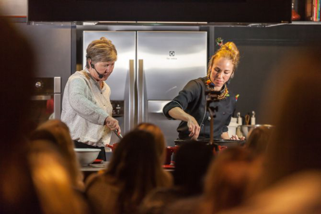 Chef Gabriela Carvalho e sua mãe Sônia preparam um frango ensopado com polenta para as integrantes do Clube da Alice no Estúdio Bom Gourmet Pátio Batel. Foto: Fernando Zequinão/Gazeta do Povo
