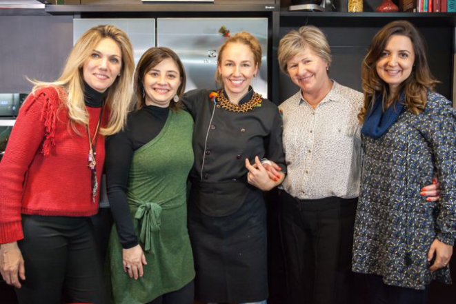 Da esquerda para a direita: Mônica Balestieri, fundadora e administradora do Clube da Alice, Deise Campos, editora do Bom Gourmet, a chef Gabriela Carvalho e sua mãe Sônia, e Thayza Melo, também sócia do Clube. Foto: Fernando Zequinão/Gazeta do Povo