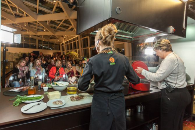 A chef Gabriela Carvalho ensinou segredos de seu frango com polenta para as Alices. Foto: Fernando Zequinão/Gazeta do Povo