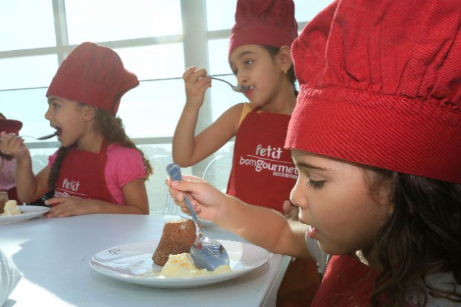As aulas do Petit Bom Gourmet são voltadas às crianças entre 4 e 10 anos e são realizada todos os domingos no Estúdio Bom Gourmet. Foto: Ivonaldo Alexandre/Gazeta do Povo.