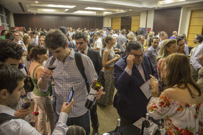 Evento em Curitiba apresentou cerca de 200 rótulos de vinhos portugueses de Douro e Porto para enófilos e especialistas do setor. Foto: Divulgação