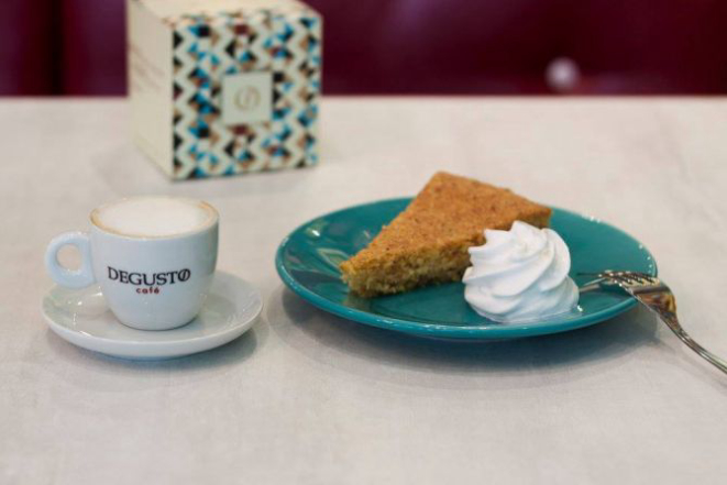 Degusto do Batel serve torta de limão siciliano com nota e espresso. Foto: Luiz Cesar Mello Jr/Divulgação