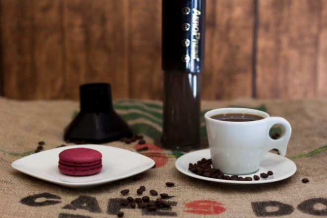Macaron e café do Dugraum Cafeteria. Foto: Luiz Cesar Mello Jr/Divulgação